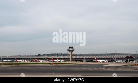 Madrid, Spanien. Januar 2024. Blick auf Terminal 4 am Flughafen Adolfo Suarez Madrid-Barajas. Der Präsident der spanischen Regierung, Pedro Sanchez, kündigte den Start der Erweiterung des Flughafens Adolfo Suarez Madrid-Barajas an, der mit 2.400 Millionen Euro die größte Investition in die Flughafeninfrastruktur des letzten Jahrzehnts darstellen wird. Quelle: Marcos del Mazo/Alamy Live News Stockfoto