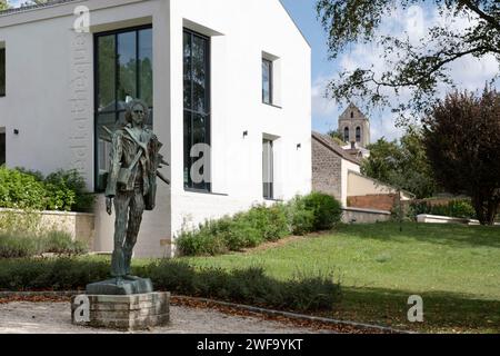 Statue Vincent van Gogh, vom russischen Bildhauer Ossip Zadkine, für die Mediathek Auvers-Sur-Oise („Médiathèque“) Stockfoto