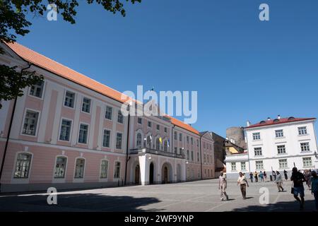 Touristen spazieren auf dem Platz vor dem Schloss Toompea, dem Gebäude des estnischen Parlaments in Tallinn, Estland Stockfoto