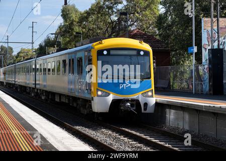 Metro Train fährt an einem Bahnsteig der Anstey Station in Brunswick an. Die Metro Melbourne ist das größte Nahverkehrsnetz Australiens Stockfoto