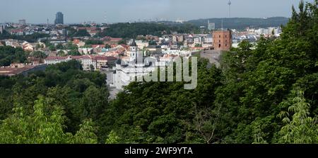 Altstadt von Vilnius mit Kirchen, farbenfrohen Dächern und rechts dem Gediminas-Turm, ein verbliebener Teil der oberen Vilnius-Burg, von oben gesehen Stockfoto