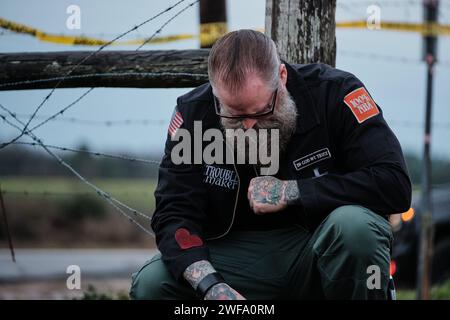 Atmore, Alabama, USA. Januar 2024. Der Pastor John Ewell vom Anchor Prison Ministries und einer der Pastoren des Todeskandidaten Kenneth Eugene Smith beten vor der W.C. Coleman Correction Facility in Atmore, Alabama, USA, wo der Staat Alabama die Hinrichtung des verurteilten Mörders Kenneth Eugene Smith am 25. Januar 2024 plant. Trotz Protest und Berufung vor dem Obersten Gerichtshof der USA setzte der Staat die Hinrichtung mit Stickstoffgas-Hypoxie erfolgreich fort. (Kreditbild: © Dan Anderson/ZUMA Press Wire) NUR REDAKTIONELLE VERWENDUNG! Nicht für kommerzielle ZWECKE! Stockfoto