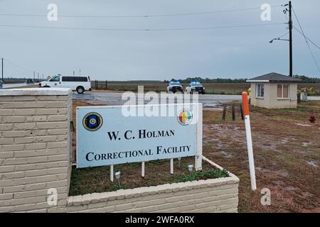 Atmore, Alabama, USA. Januar 2024. Außerhalb der W.C. Coleman Correction Facility in Atmore, Alabama, USA, wo der Bundesstaat Alabama die Hinrichtung des verurteilten Mörders Kenneth Eugene Smith am 25. Januar 2024 plant. Trotz Protest und Berufung vor dem Obersten Gerichtshof der USA setzte der Staat die Hinrichtung mit Stickstoffgas-Hypoxie erfolgreich fort. (Kreditbild: © Dan Anderson/ZUMA Press Wire) NUR REDAKTIONELLE VERWENDUNG! Nicht für kommerzielle ZWECKE! Stockfoto