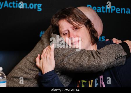 Atmore, Alabama, USA. Januar 2024. (Von links nach rechts) während einer Pressekonferenz tröstet Pfarrer Dr. Jeff Hood, der spirituelle Berater des hingerichteten Gefangenen Kenneth Eugene Smith SmithÃs, Frau Deanna Smith, während sie die Hinrichtung ihres Mannes durch den Staat Alabama am 25. Januar 2024 in Atmore, Alabama, USA, beschreibt. Trotz Protest und Berufung vor dem Obersten Gerichtshof der USA setzte der Staat die Hinrichtung mit Stickstoffgas-Hypoxie erfolgreich fort. (Kreditbild: © Dan Anderson/ZUMA Press Wire) NUR REDAKTIONELLE VERWENDUNG! Nicht für kommerzielle ZWECKE! Stockfoto