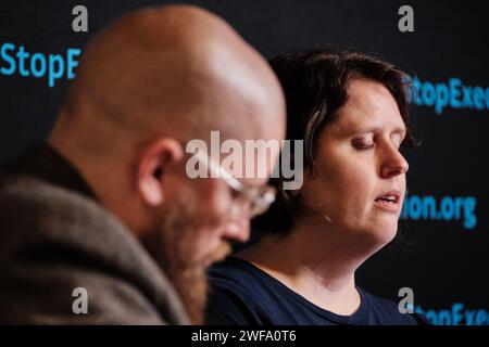 Atmore, Alabama, USA. Januar 2024. (Von links nach rechts) während einer Pressekonferenz tröstet Pfarrer Dr. Jeff Hood, der spirituelle Berater des hingerichteten Gefangenen Kenneth Eugene Smith SmithÃs, Frau Deanna Smith, während sie die Hinrichtung ihres Mannes durch den Staat Alabama am 25. Januar 2024 in Atmore, Alabama, USA, beschreibt. Trotz Protest und Berufung vor dem Obersten Gerichtshof der USA setzte der Staat die Hinrichtung mit Stickstoffgas-Hypoxie erfolgreich fort. (Kreditbild: © Dan Anderson/ZUMA Press Wire) NUR REDAKTIONELLE VERWENDUNG! Nicht für kommerzielle ZWECKE! Stockfoto