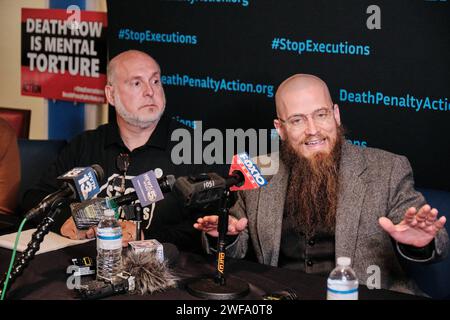 Atmore, Alabama, USA. Januar 2024. (Von links nach rechts) während einer Pressekonferenz hört Abraham Bonowitz von Death Penalty Action, wie Pfarrer Dr. Jeff Hood, der spirituelle Berater des hingerichteten Gefangenen Kenneth Eugene Smith, den SmithÃs Tod des Staates Alabama am 25. Januar 2024 in Atmore, Alabama, USA, beschreibt. Trotz Protest und Berufung vor dem Obersten Gerichtshof der USA setzte der Staat die Hinrichtung mit Stickstoffgas-Hypoxie erfolgreich fort. (Kreditbild: © Dan Anderson/ZUMA Press Wire) NUR REDAKTIONELLE VERWENDUNG! Nicht für kommerzielle ZWECKE! Stockfoto