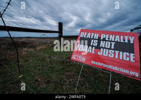 Atmore, Alabama, USA. Januar 2024. Ein Protestzeichen gegen die Todesstrafe steht vor der W.C. Coleman Correction Facility in Atmore, Alabama, USA, wo der Bundesstaat Alabama die Hinrichtung des verurteilten Mörders Kenneth Eugene Smith am 25. Januar 2024 plant. Trotz Protest und Berufung vor dem Obersten Gerichtshof der USA setzte der Staat die Hinrichtung mit Stickstoffgas-Hypoxie erfolgreich fort. (Kreditbild: © Dan Anderson/ZUMA Press Wire) NUR REDAKTIONELLE VERWENDUNG! Nicht für kommerzielle ZWECKE! Stockfoto