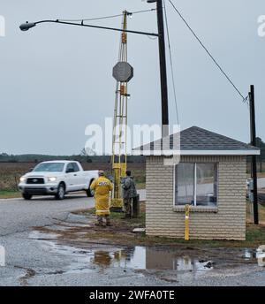 Atmore, Alabama, USA. Januar 2024. Wärter arbeiten im Regen vor der W.C. Coleman Correction Facility in Atmore, Alabama, USA, wo der Bundesstaat Alabama die Hinrichtung des verurteilten Mörders Kenneth Eugene Smith am 25. Januar 2024 plant. Trotz Protest und Berufung vor dem Obersten Gerichtshof der USA setzte der Staat die Hinrichtung mit Stickstoffgas-Hypoxie erfolgreich fort. (Kreditbild: © Dan Anderson/ZUMA Press Wire) NUR REDAKTIONELLE VERWENDUNG! Nicht für kommerzielle ZWECKE! Stockfoto