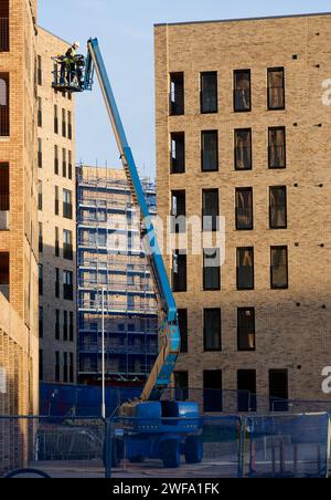 Glasgow, UK, 13. Januar 2024, Scherenlift wird von Bauarbeitern für sicheren Zugang in der Höhe betrieben Stockfoto