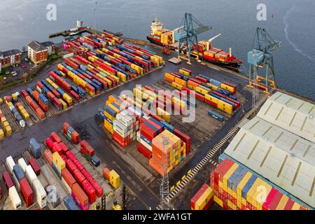 Greenock, UK, 10. Dezember 2022, Lagercontainer im Seehafen bereit für den Transport von Waren in andere Länder Stockfoto