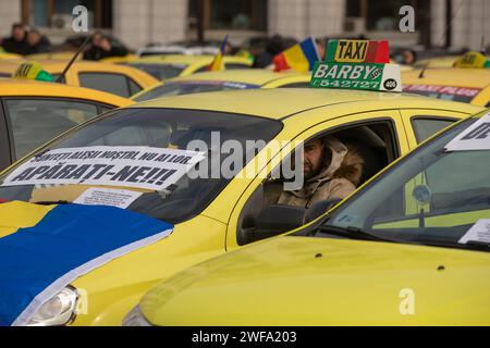 Bukarest, Rumänien - 29. Januar 2024: Mehrere hundert Taxifahrer protestieren vor dem rumänischen Parlament gegen Fahrgemeinschaftsplattformen wie UBER und Bold, die hauptsächlich mit ihrem System von, wie sie sagen, "Dumpingtarifen" und deren Besteuerung in Rumänien unzufrieden sind. Quelle: Lucian Alecu/Alamy Live News Stockfoto