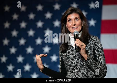 Conway, Usa. Januar 2024. Der republikanische Präsidentschaftskandidat Nikki Haley spricht während einer Wahlkampfveranstaltung an der Coastal Carolina University vor einer Menge. Die Republikaner aus South Carolina werden am 25. Februar in ihrer Präsidentschaftswahl abstimmen. Quelle: SOPA Images Limited/Alamy Live News Stockfoto