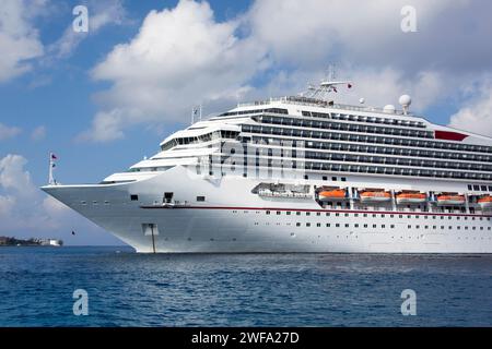 Der Vormittagsblick auf ein großes Kreuzfahrtschiff, das in der Nähe von George Town auf Grand Cayman Island (Cayman Islands) driftet. Stockfoto