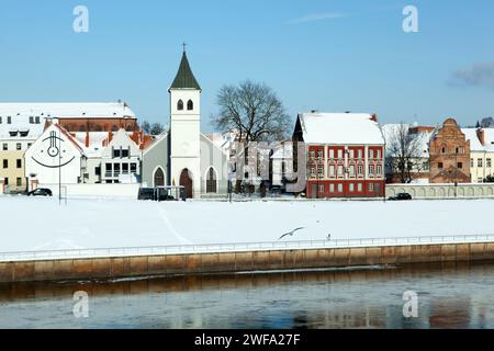 Der Winterblick auf den Uferdamm des Neman und die Skyline der Altstadt von Kaunas (Litauen). Stockfoto