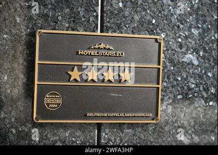 Schild mit Klassifizierungssystem zur Hotelbewertung der Hotelstars Union *** Schild mit Klassifizierungssystem zur Hotelbewertung der Hotelstars Union Stockfoto