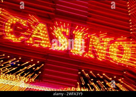 Das hell beleuchtete Schild eines Las Vewgas Casinos leuchtet intensiv in Rot- und Gelbtönen und dominiert die Nacht mit seinen lebhaften Farben und blendenden Lichtern Stockfoto