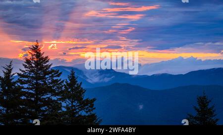 Malerischer Sonnenaufgang in den Smokey Mountains vom Blue Ridge Parkway aus gesehen Stockfoto