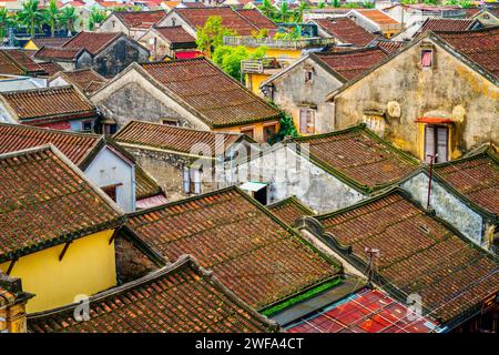 Blick auf den zentralen Teil der historischen Stadt Hoi an von einem Dach Stockfoto