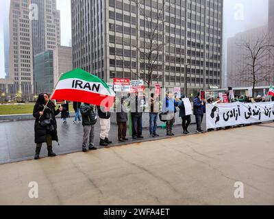 Iranische Aktivisten in Chicago versammelten sich am Samstagnachmittag in der Innenstadt, um das iranische Volk zu unterstützen, das für seine Freiheit kämpft. Stockfoto