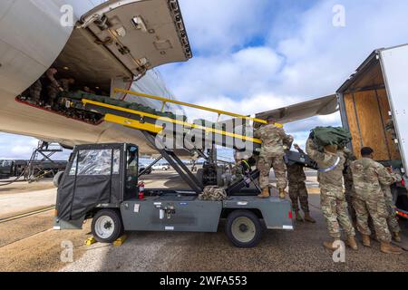 Soldaten der US-Armee mit dem 44th Infantry Brigade Combat Team, New Jersey Army National Guard und Flieger mit der 305th Aerial Port Squadron, Air Mobility Wing, Lastsäcke auf der Joint Base McGuire-Dix-Lakehurst, New Jersey, 27. Januar 2024. Mehr als 1.500 NJARNG-Soldaten reisen nach Fort Bliss, Texas, für zusätzliche Ausbildung, bevor sie nach Südwestasien zur Unterstützung der Combined Joint Task Force - Operation Inhärent Resolve des US-Zentralkommandos eingesetzt werden. Dies ist der größte Einsatz von Soldaten der New Jersey Army National Guard seit 2008. (Foto der Nationalgarde von New Jersey von Mark C. Olsen) Stockfoto