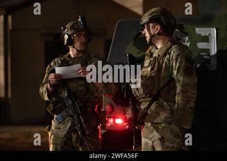 Die US-Luftwaffe, die der 51st Security Forces Squadron zugeteilt wurden, diskutieren während Beverly Midnight 24-1 auf der Osan Air Base, Republik Korea, am 30. Januar 2024. Die Flieger des 51. Kampfflugzeugs trainieren kontinuierlich, um das hohe Niveau der Vollspektrum-Bereitschaft aufrechtzuerhalten, das für die kompetente und effektive Ausführung der Mission erforderlich ist. BM24-1 ist eine routinemäßige Trainingsveranstaltung, bei der die militärischen Fähigkeiten auf der ganzen Halbinsel getestet werden, um kombinierte und gemeinsame Schulungen sowohl auf operativer als auch auf taktischer Ebene zu ermöglichen. (Foto der U.S. Air Force von Senior Airman Brittany Russell) Stockfoto