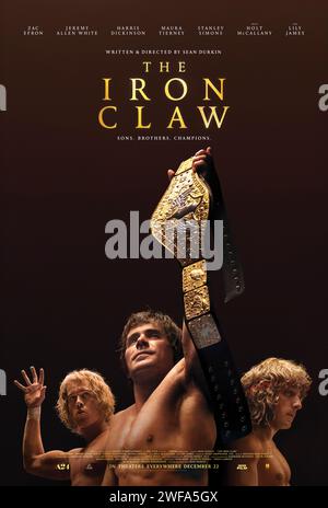 The Iron Claw (2023) von Sean Durkin mit Zac Efron, Jeremy Allen White und Harris Dickinson. Die wahre Geschichte der unzertrennlichen von-Erich-Brüder, die Anfang der 1980er Jahre in der hart umkämpften Welt des professionellen Rings Geschichte machten US-Poster mit einem Blatt ***NUR FÜR REDAKTIONELLE ZWECKE***. Quelle: BFA / A24 Stockfoto