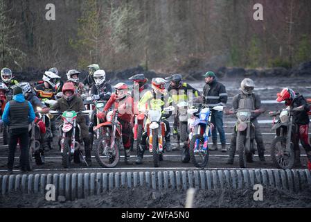 Die Valleys Xtreme Enduro in der Walters Arena in Neath, Südwales, ist auch Runde 2 der ACU British Extreme Enduro Championship 2024 Foto von Aled Hopkins Stockfoto