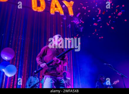 Belfast, Nordirland, Vereinigtes Königreich. Januar 2024. Die englische Rockband Bombay Bicycle Club spielt am Eröffnungsabend ihrer neuen Tour My Big Day im Telegraph-Gebäude im Zentrum der Stadt. ernesto Rogata/Alamy Live News Stockfoto