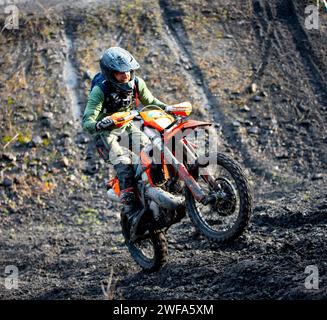 Die Valleys Xtreme Enduro in der Walters Arena in Neath, Südwales, ist auch Runde 2 der ACU British Extreme Enduro Championship 2024 Foto von Aled Hopkins Stockfoto