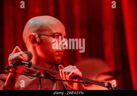 Belfast, Nordirland, Vereinigtes Königreich. Januar 2024. Die englische Rockband Bombay Bicycle Club spielt am Eröffnungsabend ihrer neuen Tour My Big Day im Telegraph-Gebäude im Zentrum der Stadt. ernesto Rogata/Alamy Live News Stockfoto