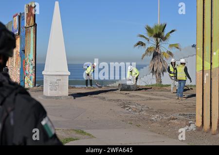 Tijuana, Baja California, Mexiko. Januar 2024. Bauarbeiter bauen am Montag, den 29. Januar 2024, neue Ersatzzäune, wo die historische Markierung die Gebiete Mexikos und der Vereinigten Staaten und ihre Grenzen trennt. (Kreditbild: © Carlos A. Moreno/ZUMA Press Wire) NUR REDAKTIONELLE VERWENDUNG! Nicht für kommerzielle ZWECKE! Stockfoto