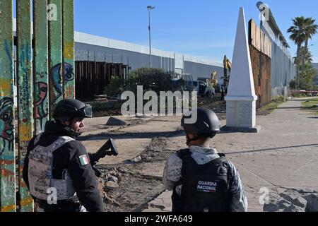 Tijuana, Baja California, Mexiko. Januar 2024. Mitglieder der mexikanischen Nationalgarde patrouillieren an der Grenze zwischen Playas de Tijuana und San Diego, wo am Montag, den 29. Januar 2024, der Bau neuer Ersatzzäune fortgesetzt wird, wo die historische Markierung die Gebiete Mexikos und der Vereinigten Staaten und ihre Grenzen trennt. (Kreditbild: © Carlos A. Moreno/ZUMA Press Wire) NUR REDAKTIONELLE VERWENDUNG! Nicht für kommerzielle ZWECKE! Stockfoto