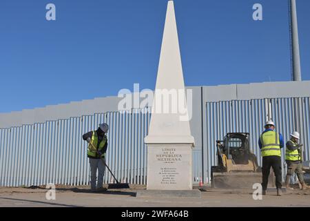 Tijuana, Baja California, Mexiko. Januar 2024. Bauarbeiter bauen am Montag, den 29. Januar 2024, neue Ersatzzäune, wo die historische Markierung die Gebiete Mexikos und der Vereinigten Staaten und ihre Grenzen trennt. (Kreditbild: © Carlos A. Moreno/ZUMA Press Wire) NUR REDAKTIONELLE VERWENDUNG! Nicht für kommerzielle ZWECKE! Stockfoto