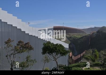 Tijuana, Baja California, Mexiko. Januar 2024. Die Grenze zwischen Playas de Tijuana und San Diego, wo am Montag, den 29. Januar 2024, der Bau neuer Ersatzzäune fortgesetzt wird, die entlang der Berge und in den Pazifischen Ozean führen. (Kreditbild: © Carlos A. Moreno/ZUMA Press Wire) NUR REDAKTIONELLE VERWENDUNG! Nicht für kommerzielle ZWECKE! Stockfoto