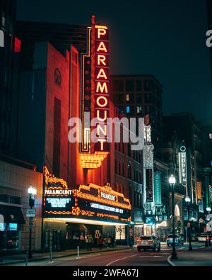 Emerson Paramount Center Theater Vintage-Schild in Night, Boston, Massachusetts Stockfoto