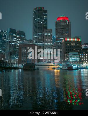 Blick auf die Skyline von Boston bei Nacht vom Fan Pier Park, Boston, Massachusetts Stockfoto