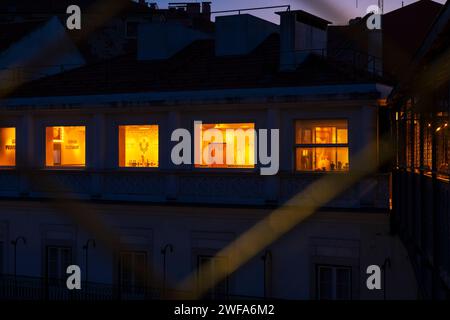 Lisboa, Portugal - 18.09.2023: Blick auf den Santa Justa Aufzug zur Casa Portuguesa do Pastel de Bacalhau, traditioneller Kabeljau-Kuchen mit Käse. Lissabon. Stockfoto