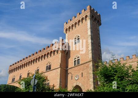 Flacher Blick auf die mittelalterliche Burg des Dorfes in der toskanischen Maremma vor blu Sky im Sommer, Bolgheri, Livorno, Toskana, Italien Stockfoto