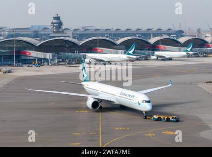 Cathay Pacific Airbus A350 am Flughafen Hongkong. Flugzeug A350-1000 von Cathay Pacific Airlines während des Rückschiebens am Chek Lap Kok Airport. Stockfoto