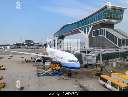 China Southern A330 Flugzeuge am Chek Lap Kok Airport und seinem Skydeck, eine neue Brücke, die Terminals am Flughafen Hongkong verbindet. HKG Skydeck. Stockfoto