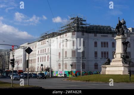 Bukarest, Rumänien - 29. Januar 2024: Restaurierungsarbeiten an den Fassaden des Palastes der Universität Bukarest. Die Restaurierung des Gebäudes Stockfoto