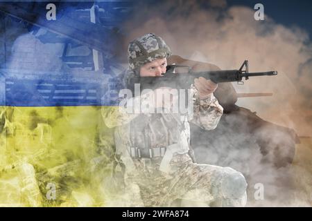 Militär, Flagge der Ukraine, Panzer und Ruinen des Gebäudes, doppelte Exposition Stockfoto