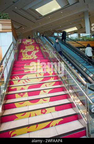 Vancouver, Kanada. Januar 2024. Auf der Treppe in einem Einkaufszentrum in Vancouver, British Columbia, Kanada, ist eine Dekoration mit Drachenmotiven zu sehen, am 29. Januar 2024. Einzelhandelsbetriebe schmücken ihre Räume mit thematischen Dekorationen, um das kommende chinesische Mondneujahr des Drachen vorzustellen. Quelle: Liang Sen/Xinhua/Alamy Live News Stockfoto