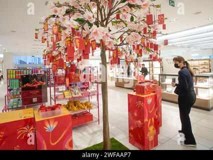 Vancouver, Kanada. Januar 2024. Ein Kunde sieht sich die chinesische Neujahrsdekoration in einem Einkaufszentrum in Vancouver, British Columbia, Kanada, am 29. Januar 2024 an. Einzelhandelsbetriebe schmücken ihre Räume mit thematischen Dekorationen, um das kommende chinesische Mondneujahr des Drachen vorzustellen. Quelle: Liang Sen/Xinhua/Alamy Live News Stockfoto