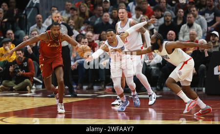 Cleveland, Usa. Januar 2024. Cleveland Cavalier Isaiah Mobley (15) geht nach einem losen Ball mit den Los Angeles Clippers Russell Westbrook (0) und James Harden (1) in der ersten Halbzeit in Cleveland, Ohio, am 29. Januar 2024. Foto: Aaron Josefczyk/UPI Credit: UPI/Alamy Live News Stockfoto