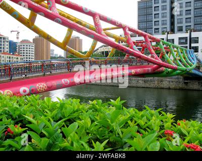 Die Alkaff Bridge, auch bekannt als „Brücke der Kunst“ über den Singapore River in der Innenstadt von Singapur. Stockfoto