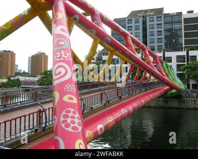 Die Alkaff Bridge, auch bekannt als „Brücke der Kunst“ über den Singapore River in der Innenstadt von Singapur. Stockfoto