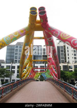 Die Alkaff Bridge, auch bekannt als „Brücke der Kunst“ über den Singapore River in der Innenstadt von Singapur. Stockfoto