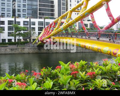 Die Alkaff Bridge, auch bekannt als „Brücke der Kunst“ über den Singapore River in der Innenstadt von Singapur. Stockfoto
