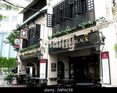 Der Penny Black British Pub am Boat Quay am Ufer des Singapore River, Singapur. Stockfoto